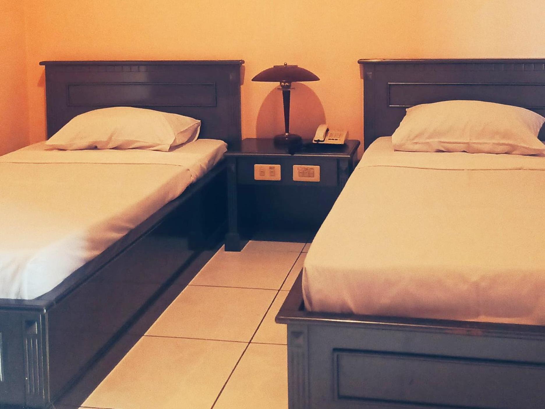 Hotel Wijaya Пурвокерто Екстериор снимка