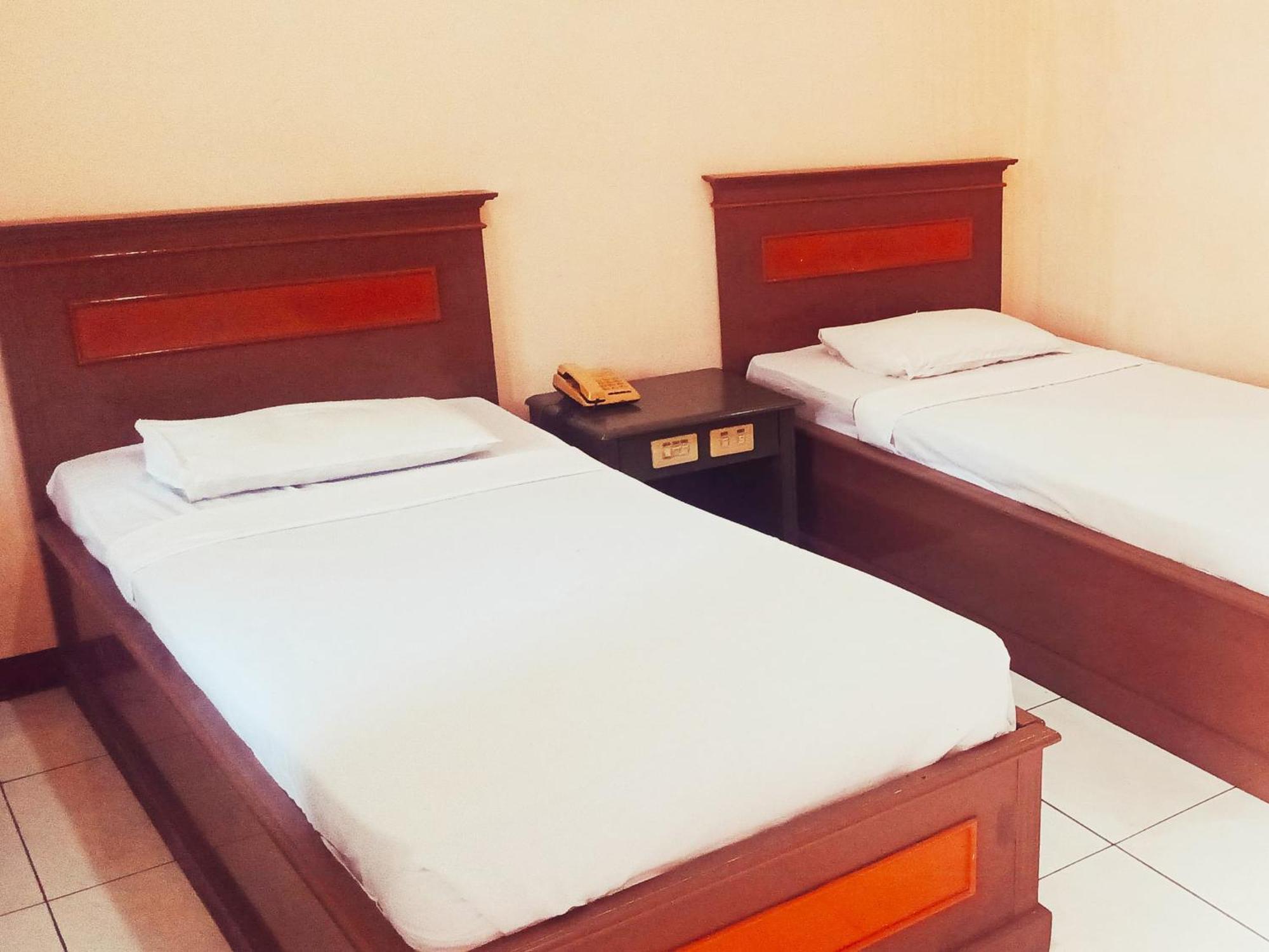 Hotel Wijaya Пурвокерто Екстериор снимка