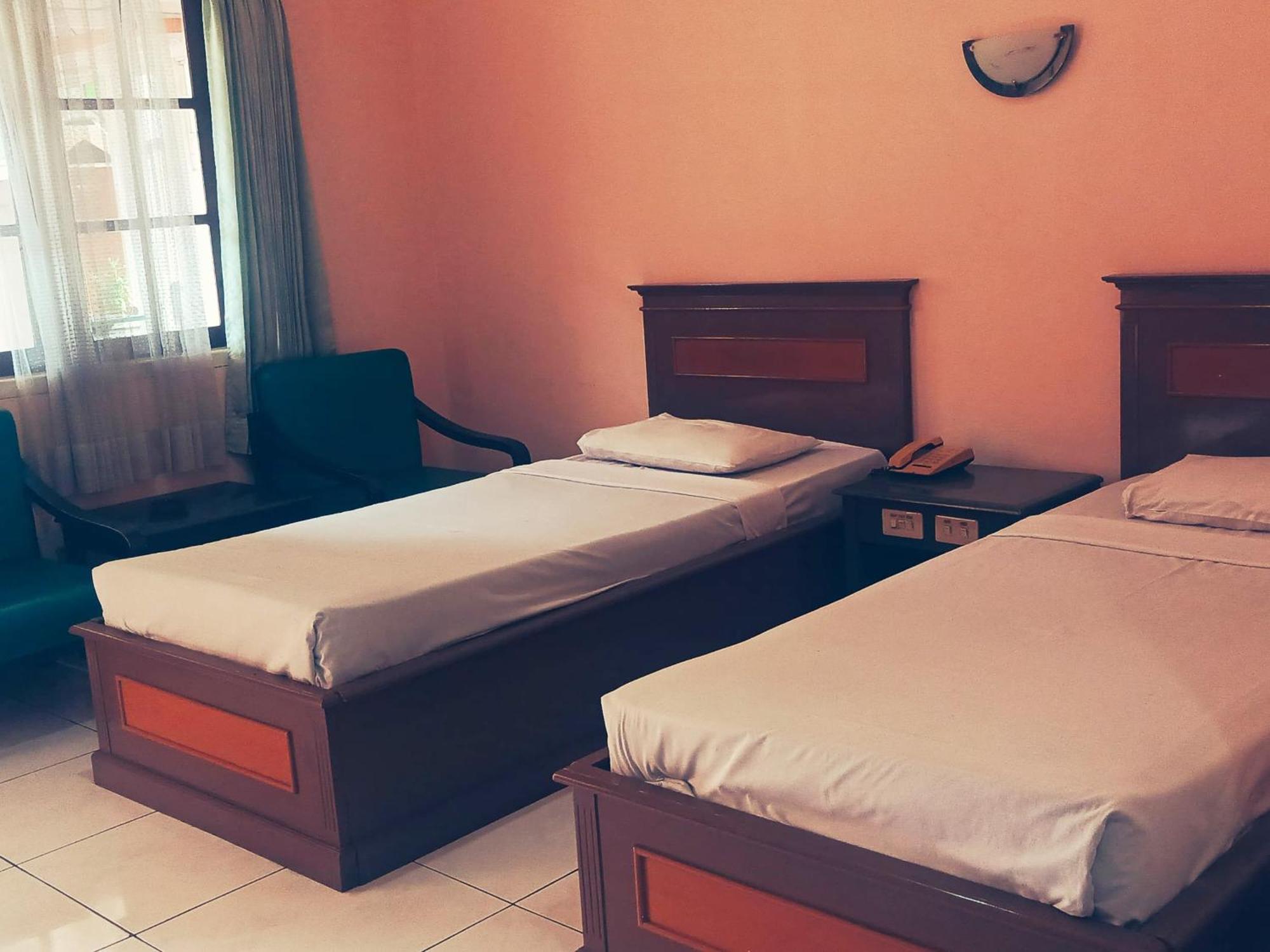 Hotel Wijaya Пурвокерто Екстериор снимка