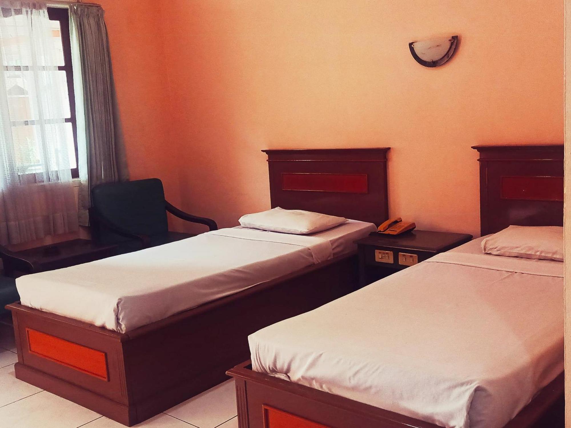 Hotel Wijaya Пурвокерто Екстериор снимка