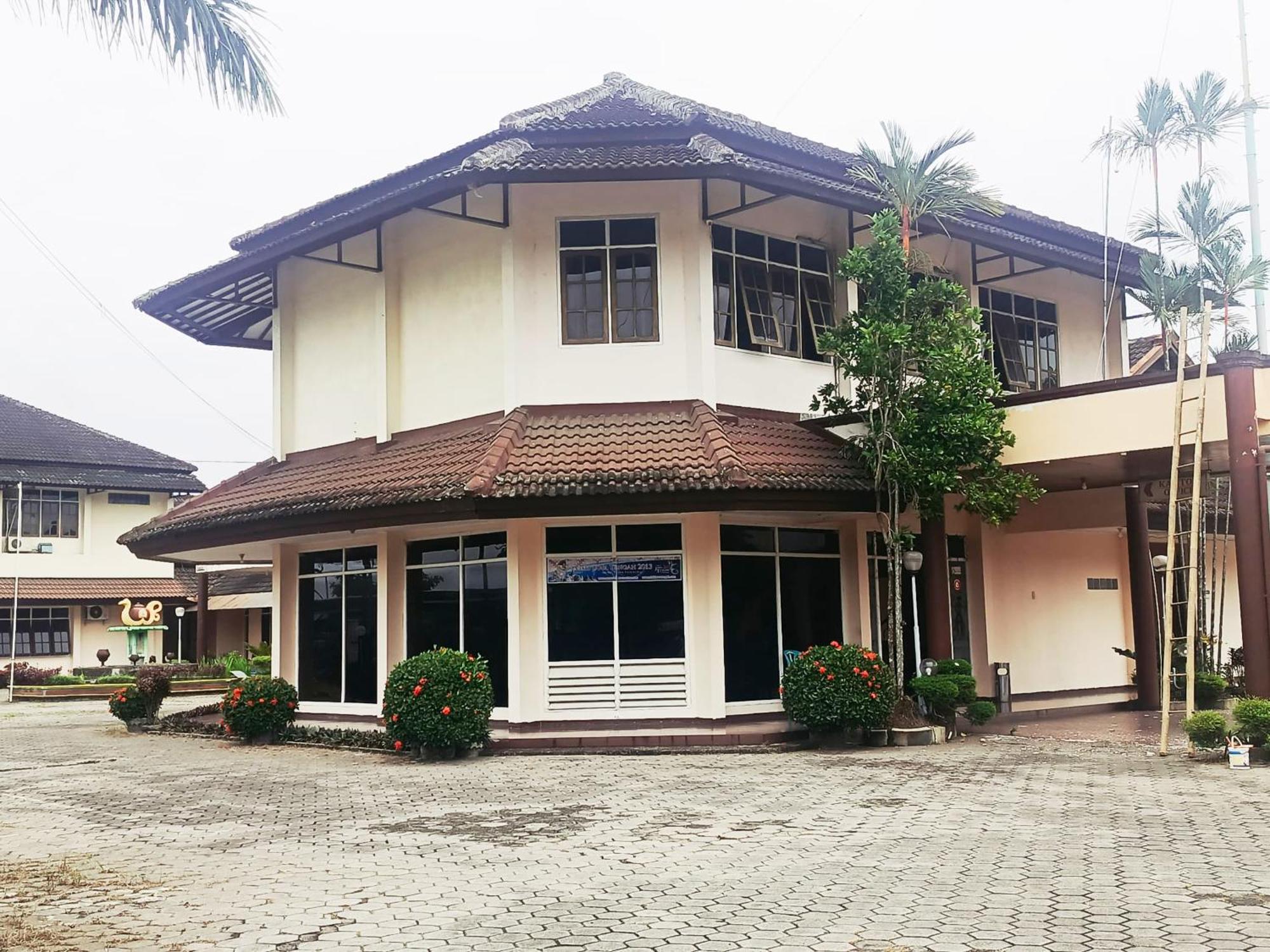 Hotel Wijaya Пурвокерто Екстериор снимка